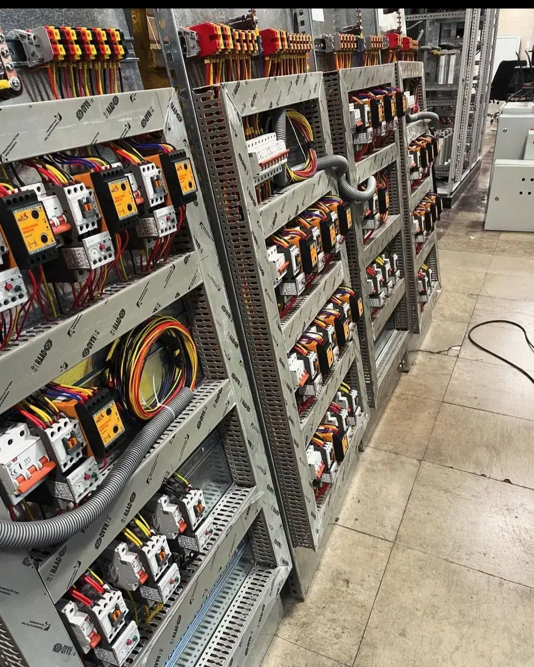 برقکار صنعتی و تابلو برق plc و کنتاکتوری و ساختمان