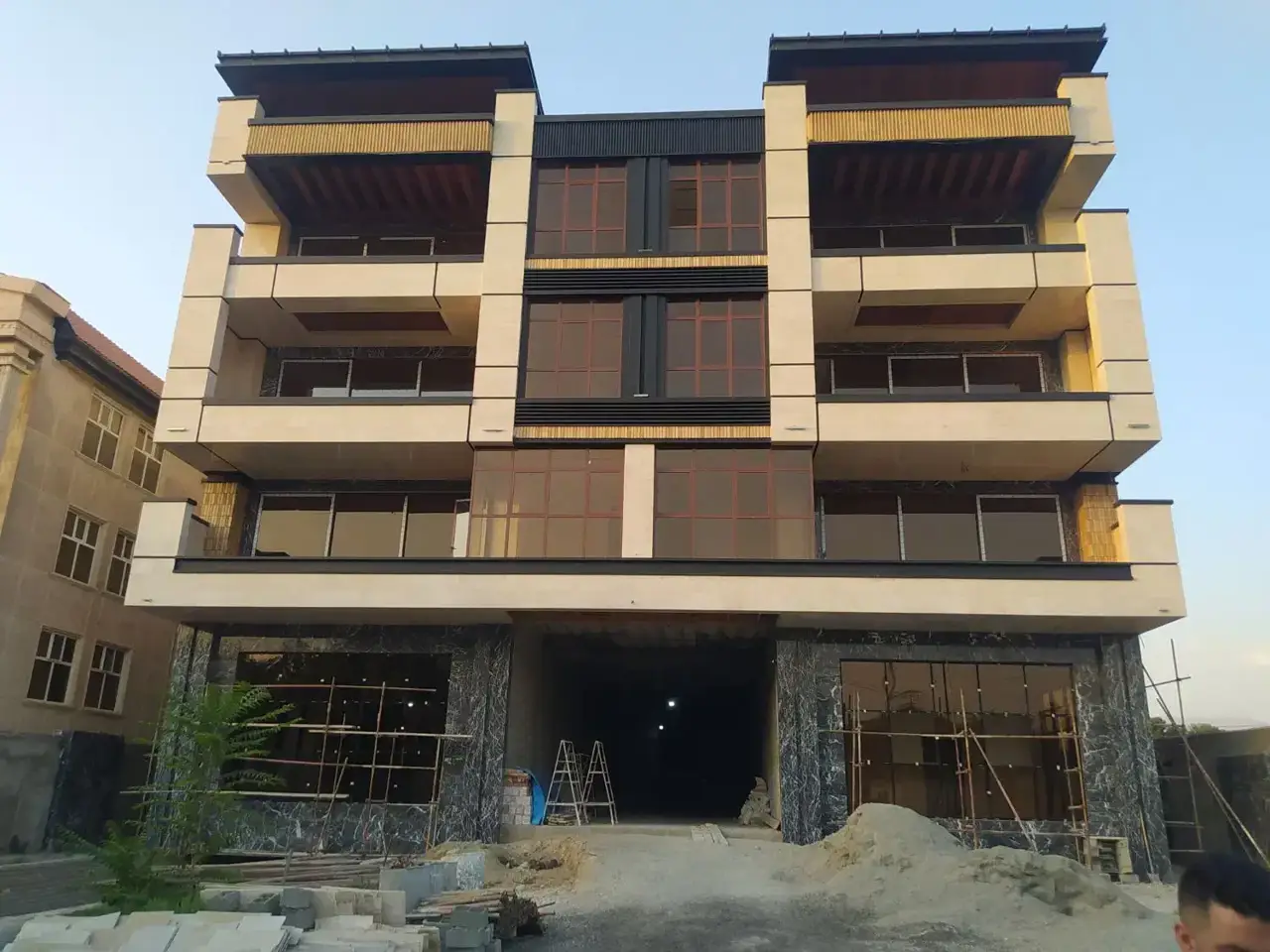 اجرای سنگ وکاشی وسرامیک وخورده کاری واجرای آجورنما