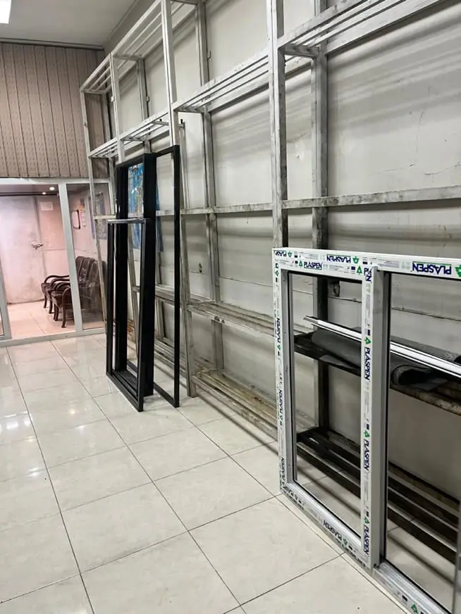 ساخت و نصب و تعمیر در و پنجره و توری