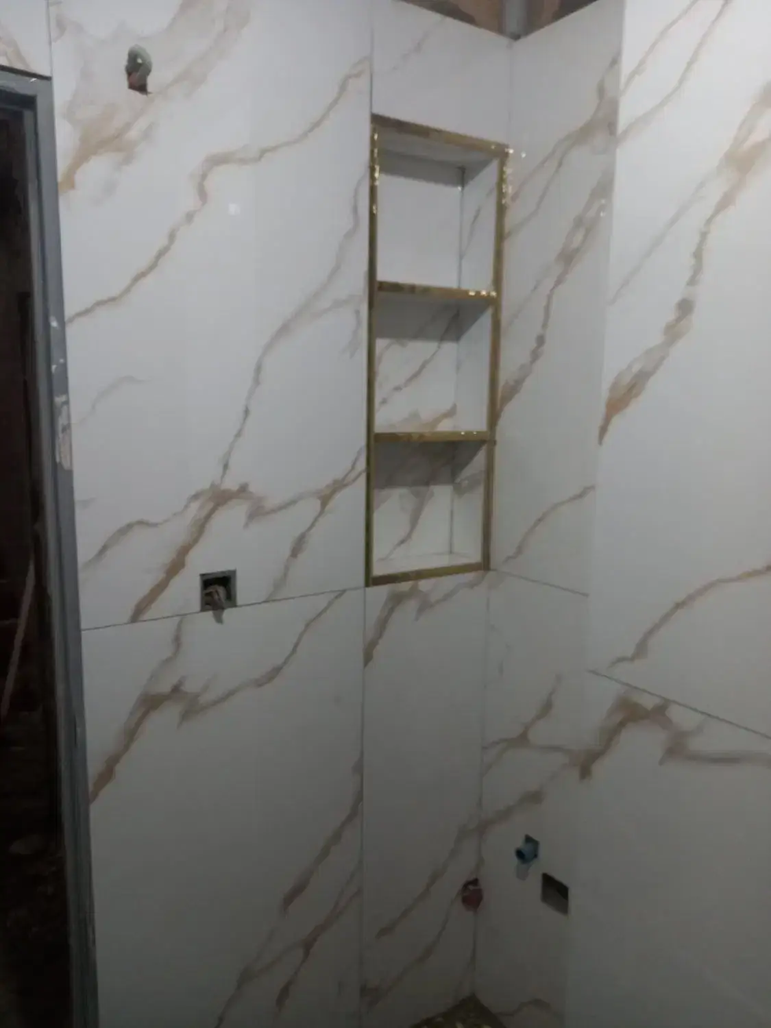 اجرای کاشی سرامیک کف نما ساختمان عیبیابی نم سرویس